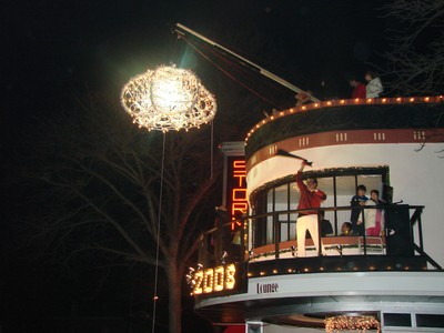 The ball drop welcomed 2008.