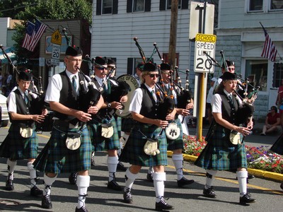 The MacLeods of Cornwall played their bagpipes and drums.