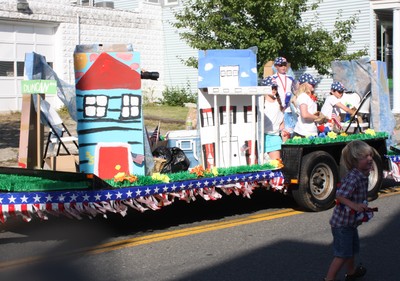 Houses from the Duncan Avenue Block Party float.