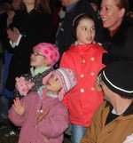 The young children applauded the tree lighting.